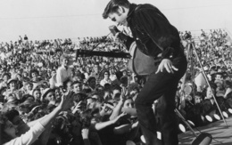 3d обои Король рок-н-ролла Элвис Пресли перед поклонниками, 1957г  эмоциональные