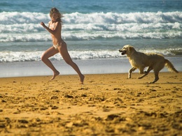 3d обои Девушка бежит наперегонки с собакой по пляжу  1920х1440