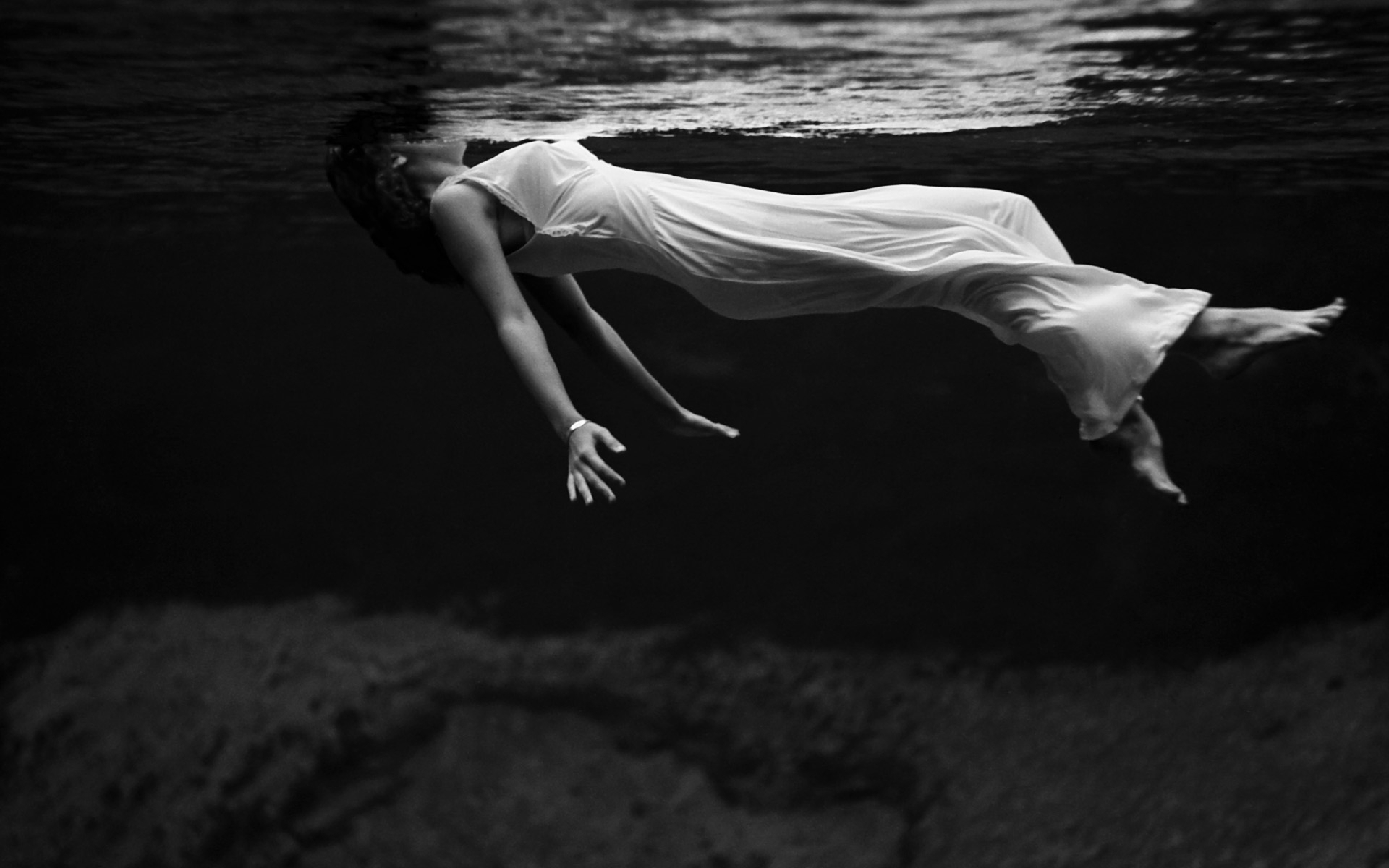 3d обои Девушка в белом платье плывёт в воде  грустные # 26458