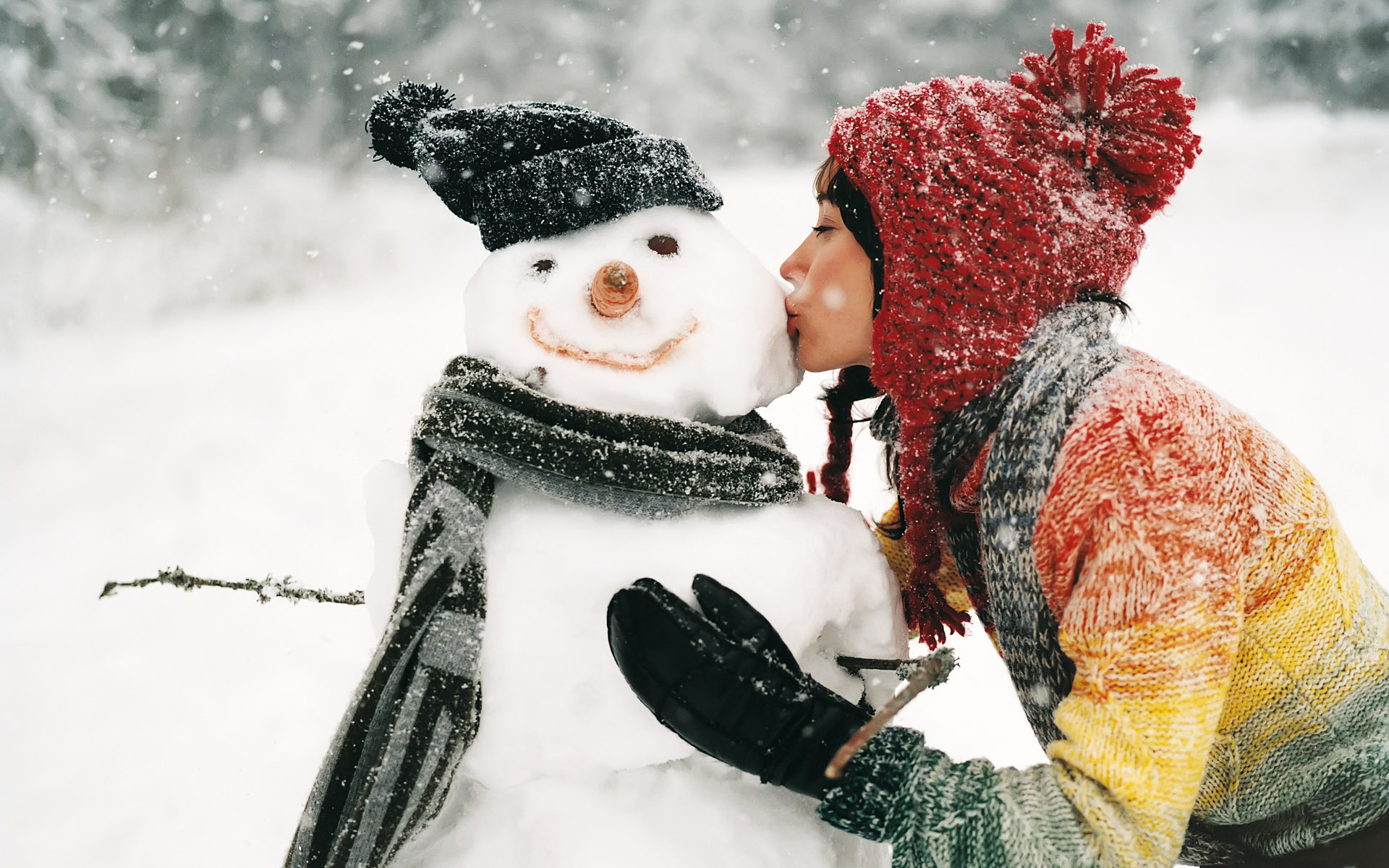 3d обои Девушка нежно целует снеговика в холодную щёку  зима # 40982