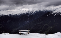 3d обои Занесенная снегом скамейка у обрыва  черно-белые