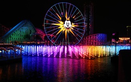 3d обои Диснейленд, фонтаны подсвеченые цветными огоньками, колесо обозрения с Микки Маусом и другие аттракционы  ночь