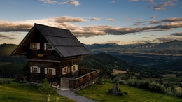 3d обои Двухэтажный домик странного вида расположен в долине.. на краю долины дивной красоты горы  дома