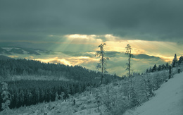 3d обои Заснеженные склоны и лучи солнца прорывающиеся сквозь тучи  зима
