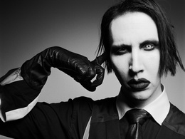 3d обои Marilyn Manson в кожаных перчатках  черно-белые