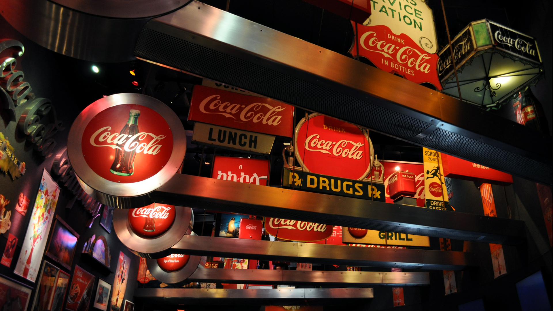 3d обои Вывески компании кока-кола... похоже на музей посвященный этому бредовому напитку (Coca-Cola, drink in bottles, lunch, drugs, grill)  бренд # 21143