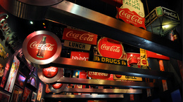 3d обои Вывески компании кока-кола... похоже на музей посвященный этому бредовому напитку (Coca-Cola, drink in bottles, lunch, drugs, grill)  бренд