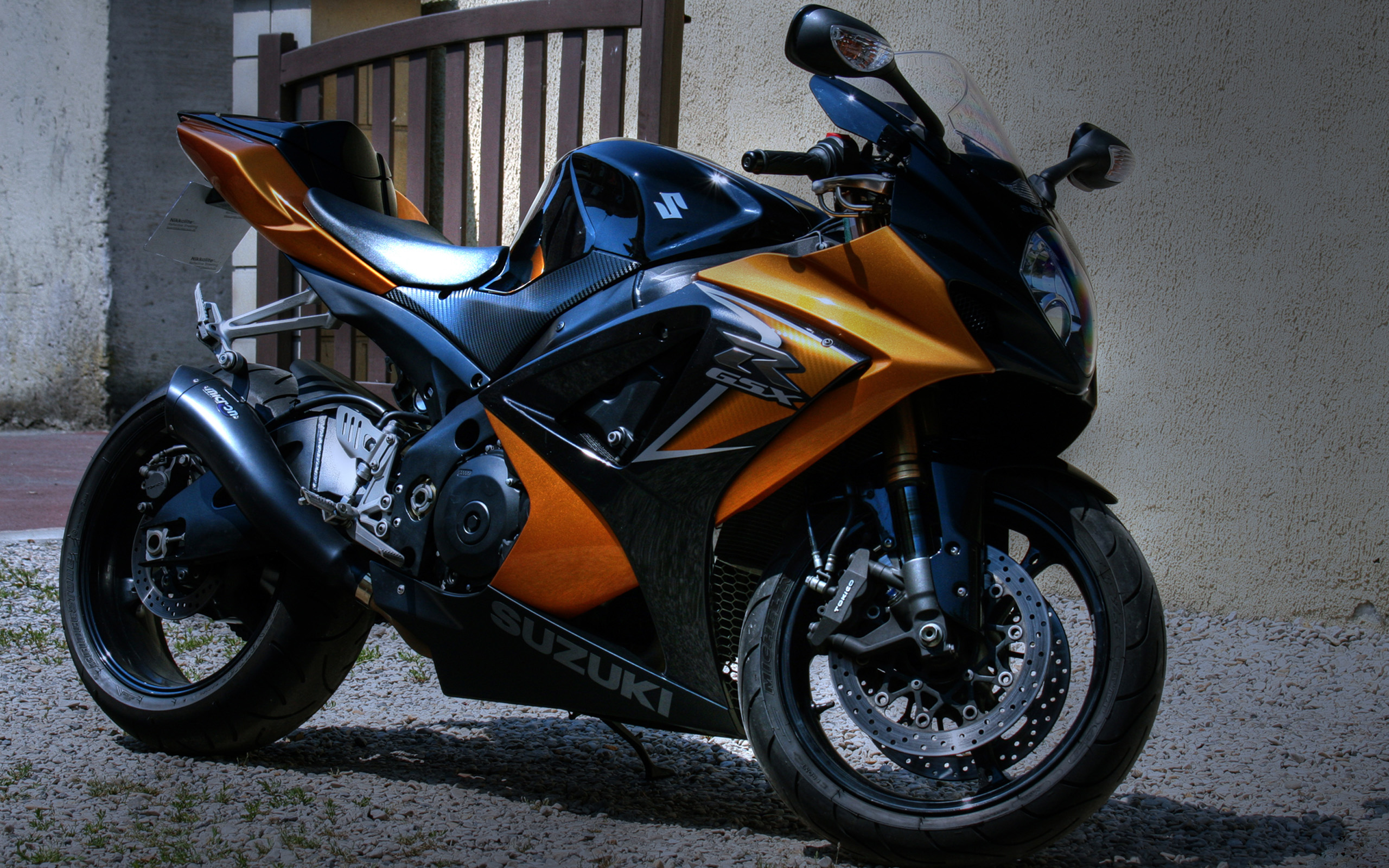 3d обои Оранжевый мотоцикл Suzuki  мотоциклы # 57069