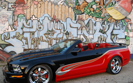 3d обои Красно-чёрный кабриолет на фоне стены с граффити  авто