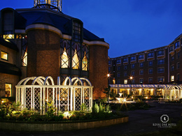 3d обои Вид на вечерний отель (Royal OAK hotel spa&gardens)  дома