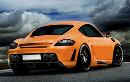 3d обои Оранжевая машина на фоне пасмурного неба  авто