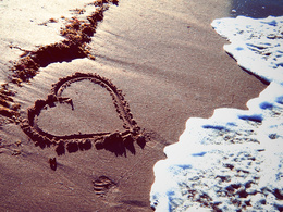 3d обои Сердце на песке вот-вот размоет волнами  сердечки