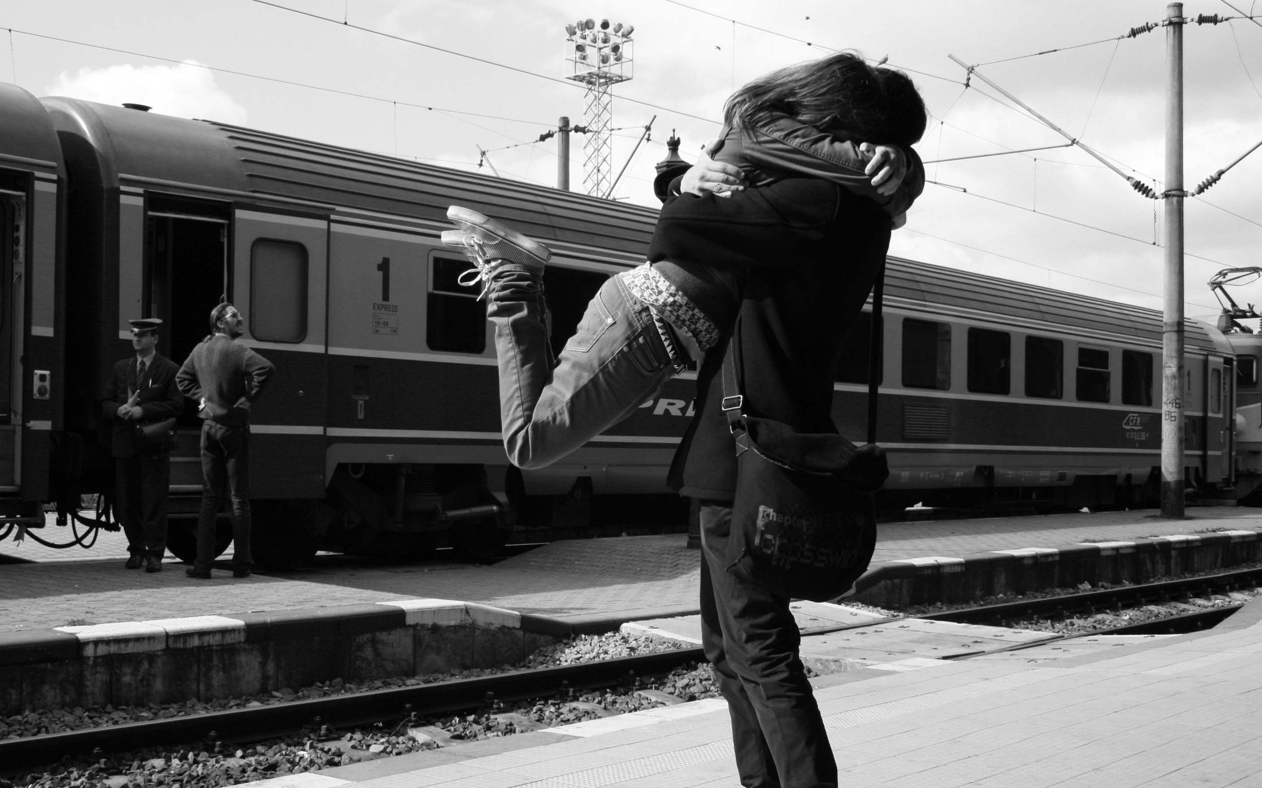 3d обои Сильные объятья на железнодорожной платформе  любовь # 51789