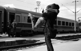 3d обои Сильные объятья на железнодорожной платформе  любовь