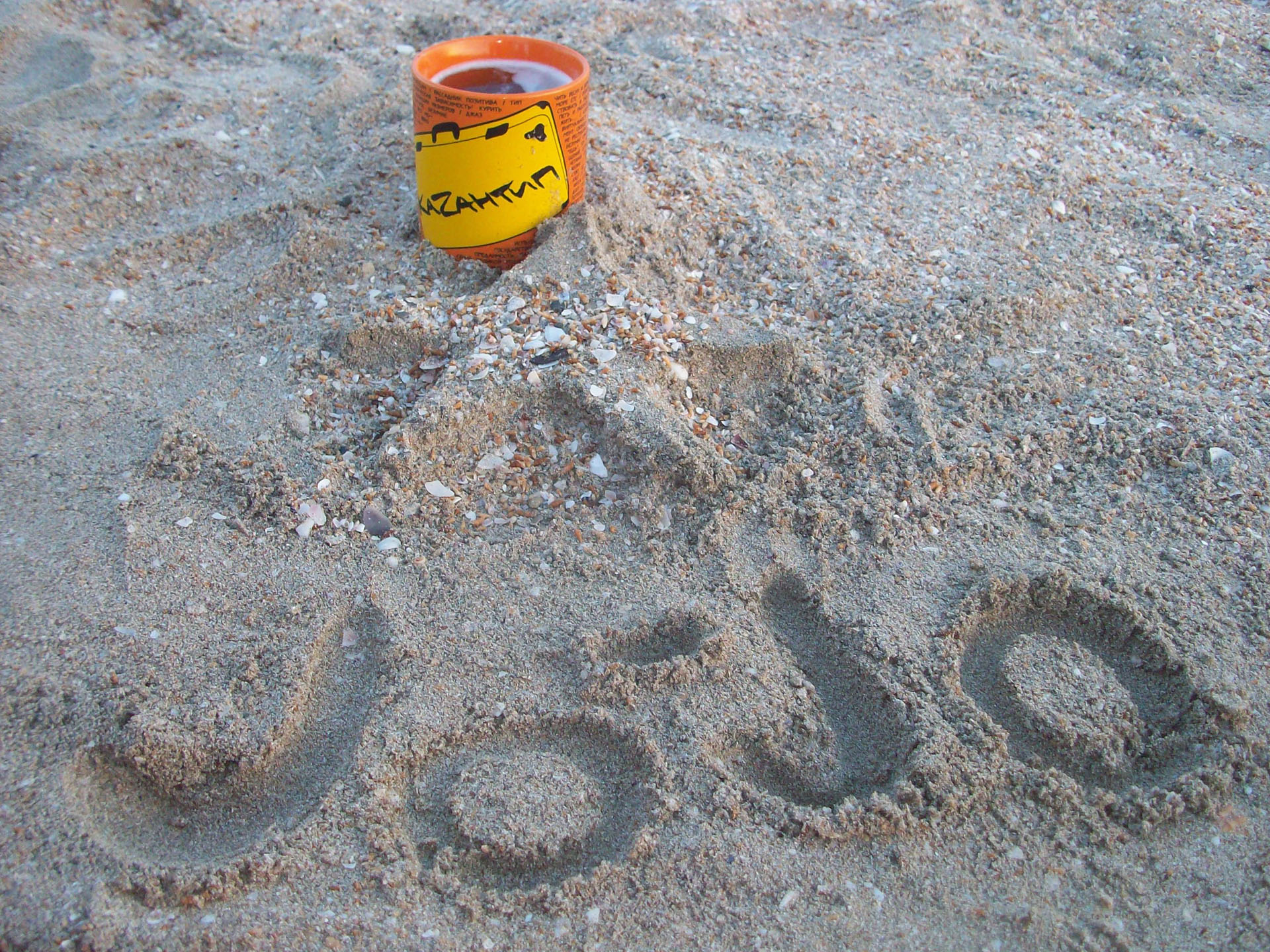 3d обои Кружка чая в песке и надпись JO-JO  1920х1440 # 14864