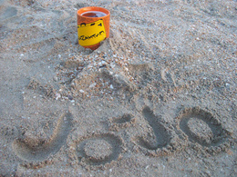 3d обои Кружка чая в песке и надпись JO-JO  1920х1440