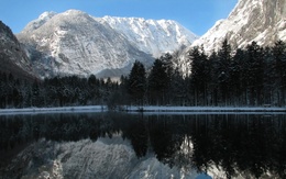 3d обои Гладь зимнего горного озера без единой морщинки...  зима