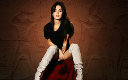 3d обои Megan Fox  (Мэйган Фокс) в сапогах на фоне египетской стены  тату