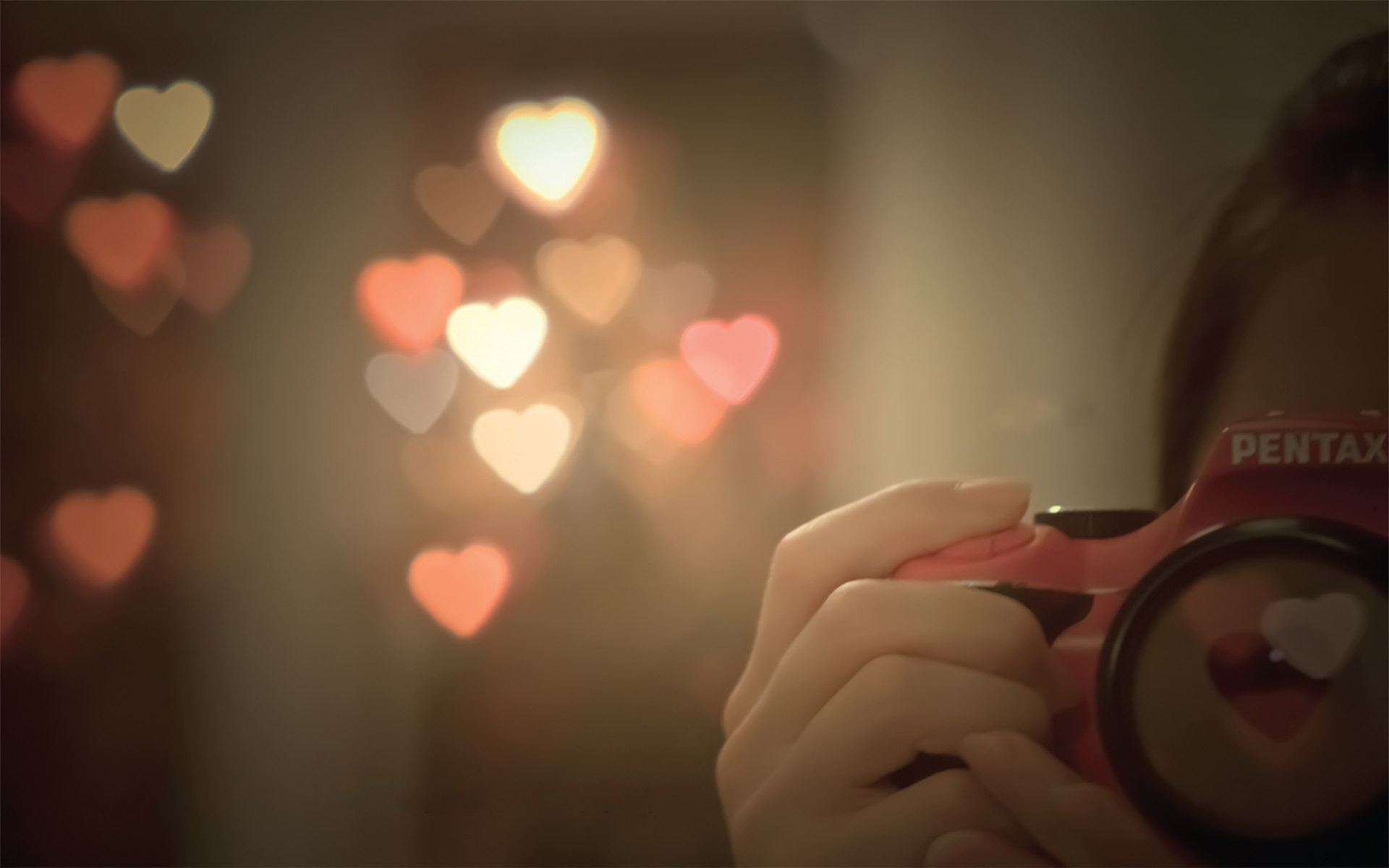 3d обои Девушка с фотоаппаратом PENTAX фотографирует сердечки  сердечки # 79898