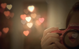 3d обои Девушка с фотоаппаратом PENTAX фотографирует сердечки  ретушь