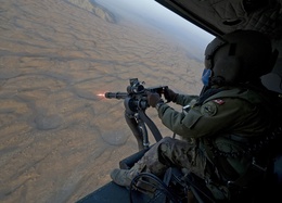 3d обои Канадский военный стреляет по пустыне (CANADA GRIFFON)  милитари