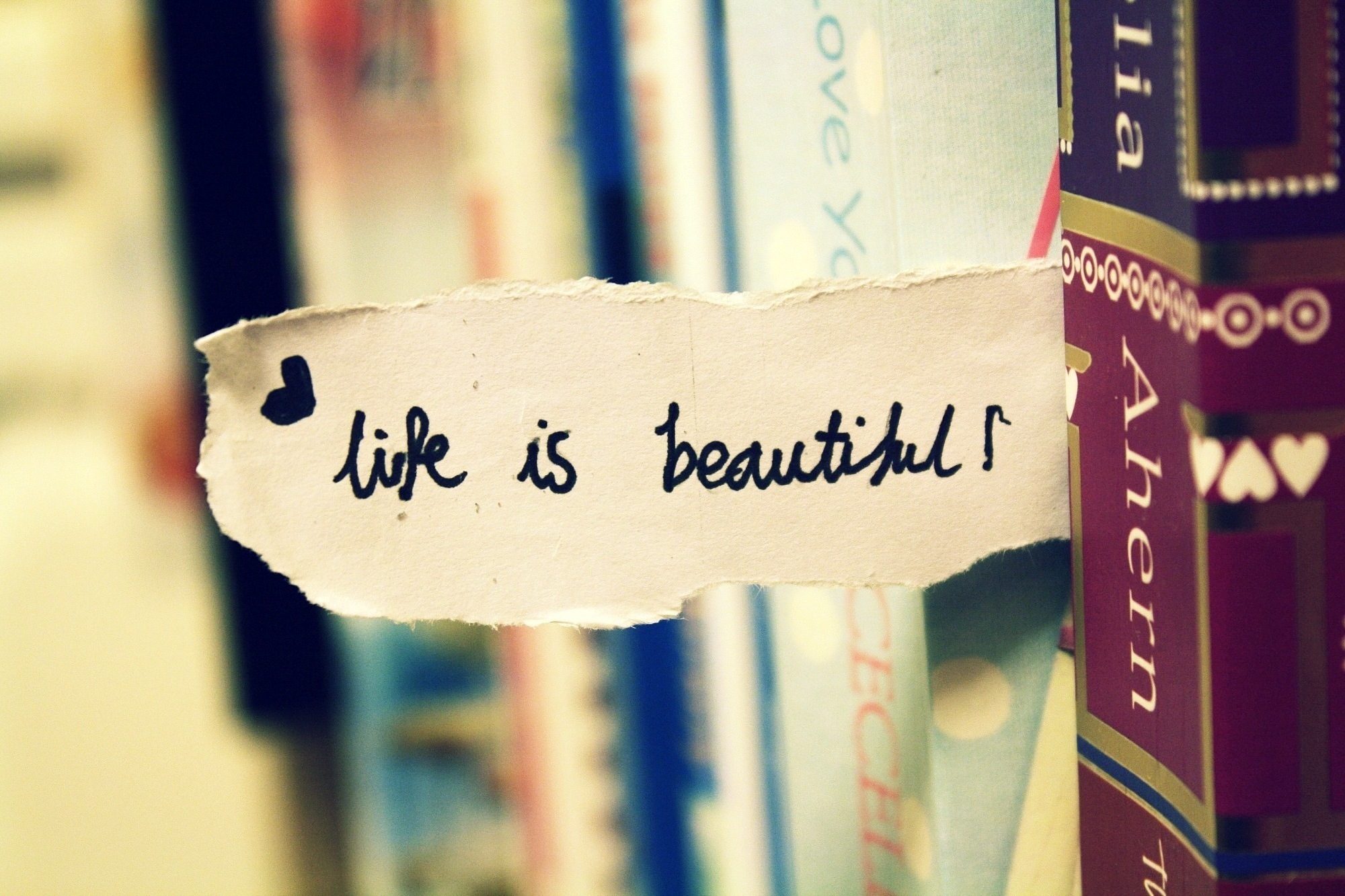3d обои Листок между книг (Life is beautiful... Ahern)  сердечки # 79895