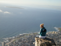 3d обои Девушка сидит на скале над городом на побережье  2048х1536