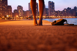 3d обои Девушка босиком на городском пляже с сумкой  ночь