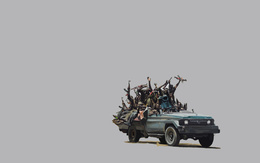 3d обои Большая группа чернокожих с автоматами калашникова на старом автомобиле со срезанной крышей  ретушь