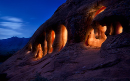3d обои Таинственный свет освещает изнутри пещеру. Что там?  горы