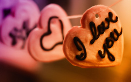 3d обои Три печенья в форме сердечек, на одном надпись I love you  сердечки