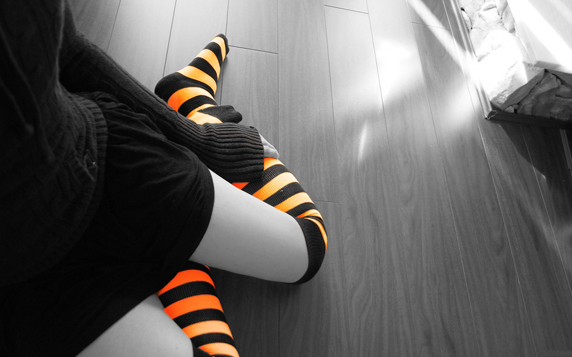 3d обои Девушка сидит на полу в оранжево-черных гольфах  позитив # 68682