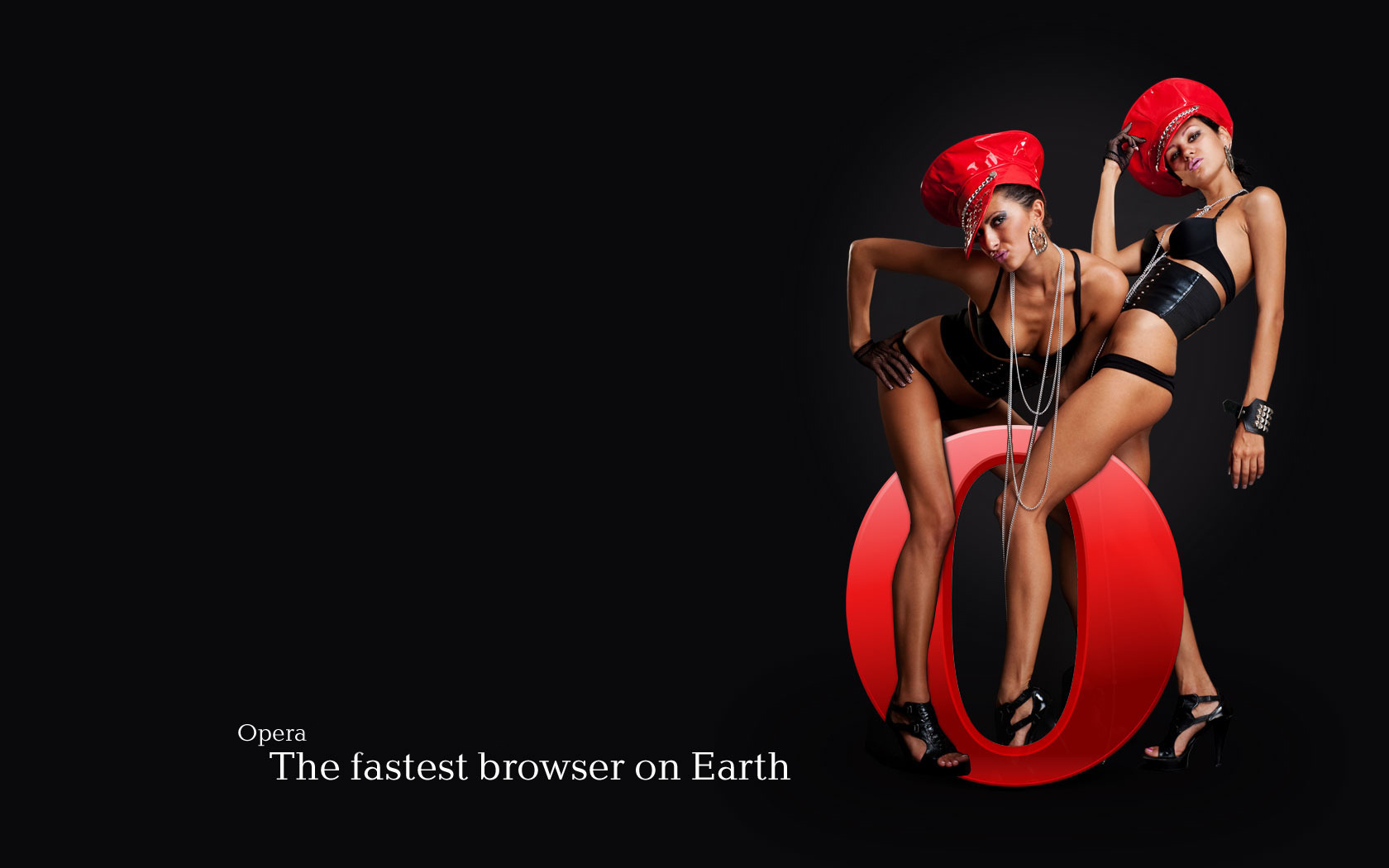 3d обои Две полуобнаженные красотки в латексных фуражках сидят на логотипе оперы (Opera the fastest browser on Earth)  бренд # 21127