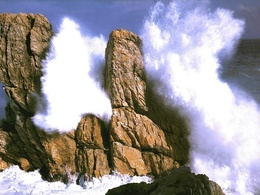 3d обои Волны с яростью бьются о скалы, порождая горы пены  1024х768