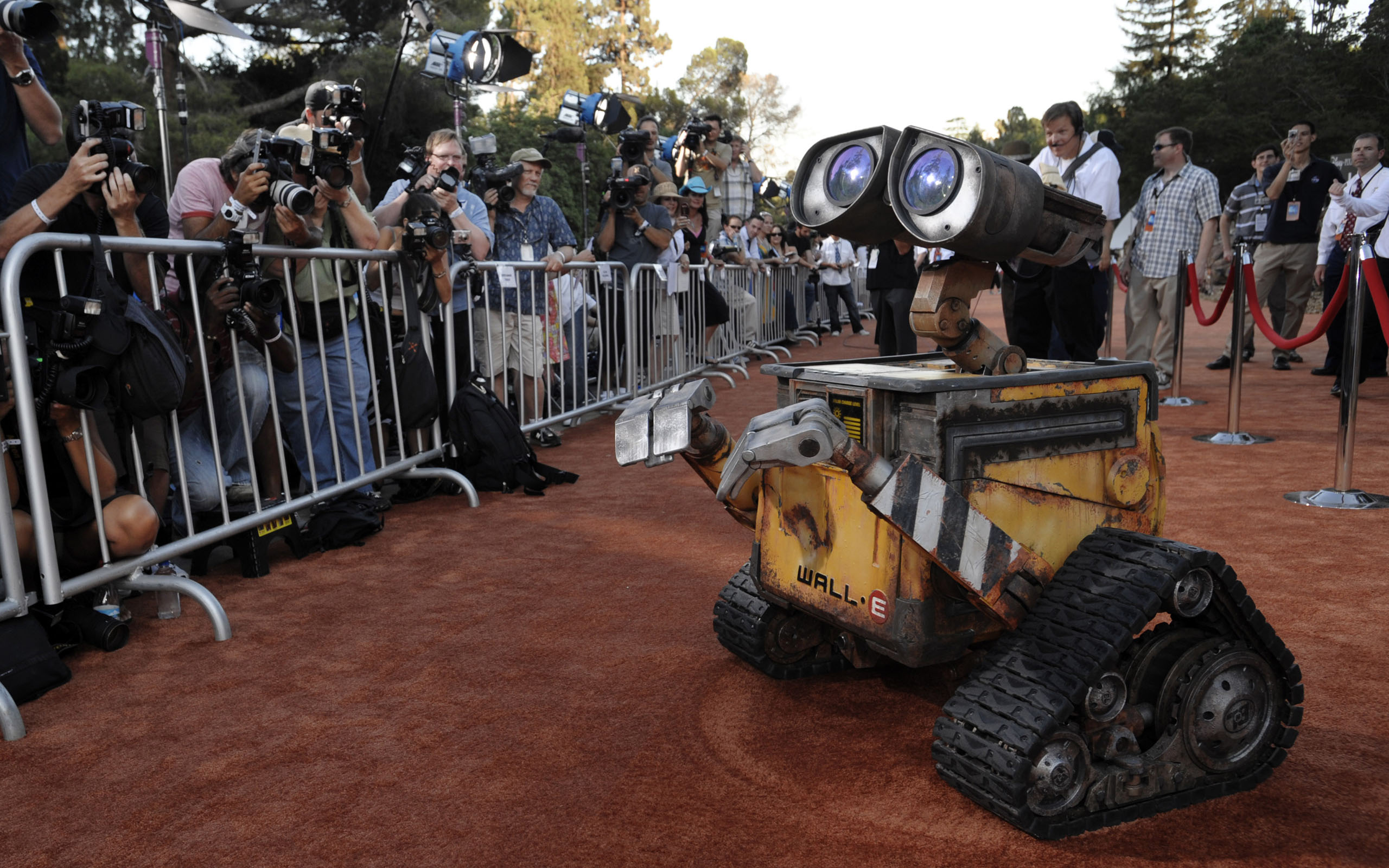 3d обои Папараци фотографируют робота Валли на премьере мультика с его участием  роботы # 79086