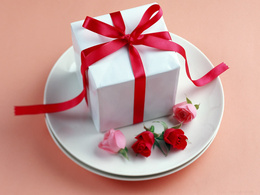 3d обои На тарелке подарок ,перевязанный красной ленточкой, и бутоны роз...  позитив
