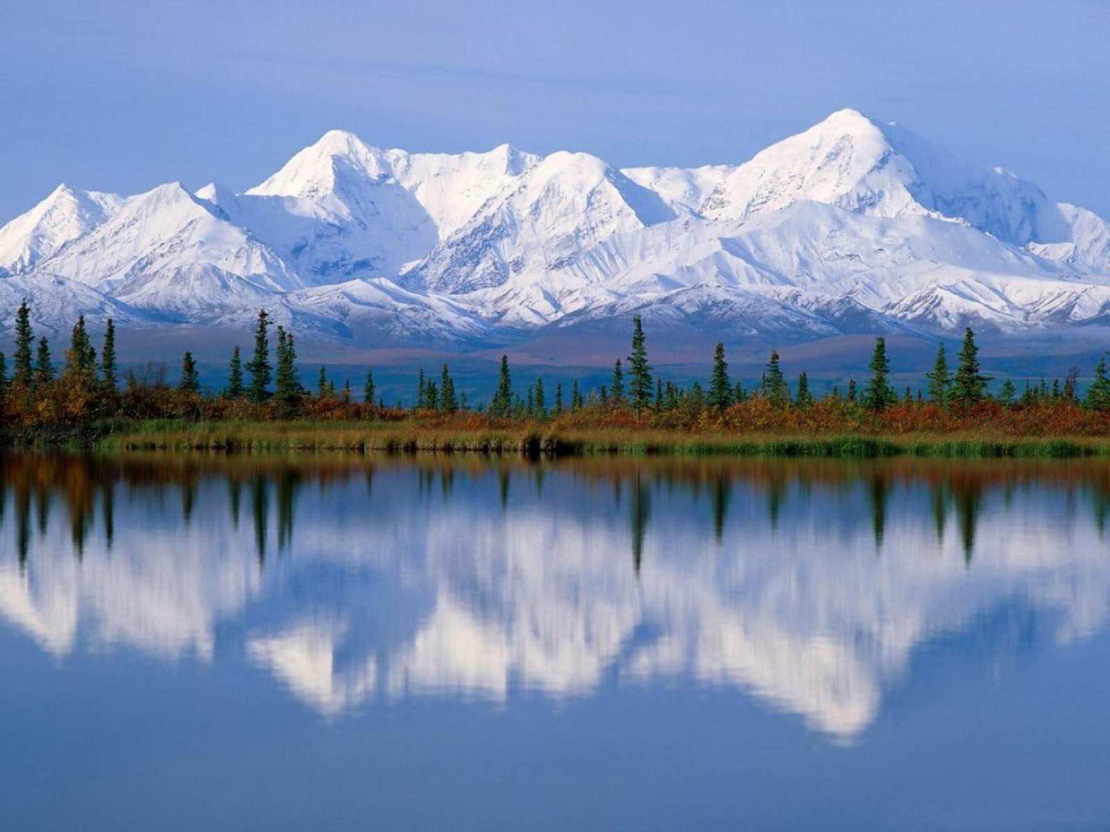 3d обои Заснеженные вершины гор отражаются на тихой глади озера  1600х1200 # 5733