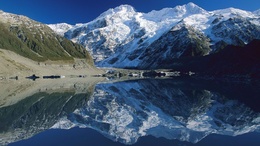 3d обои Зеркально чистое озеро , в котором отражаются горы  снег
