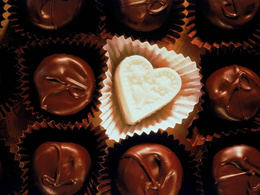 3d обои Белая конфета в виде сердечка затесалась среди шоколадных конфет  1024х768