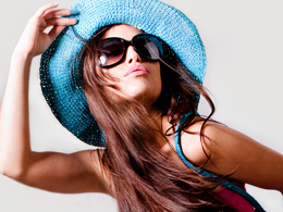 3d обои Красивая девушка в солнечных очках и голубой шляпке  лето