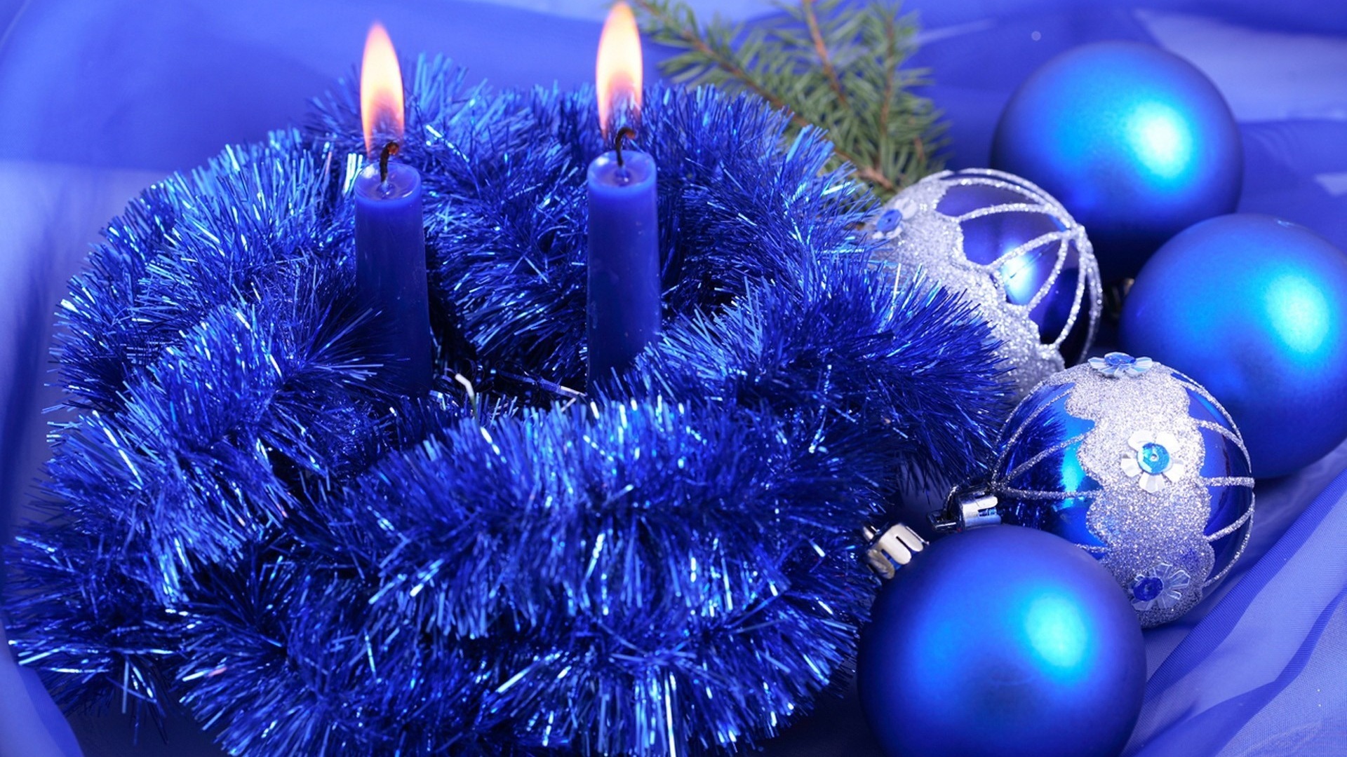 3d обои Синие свечи, синяя мешура и шарики  игрушки # 41446