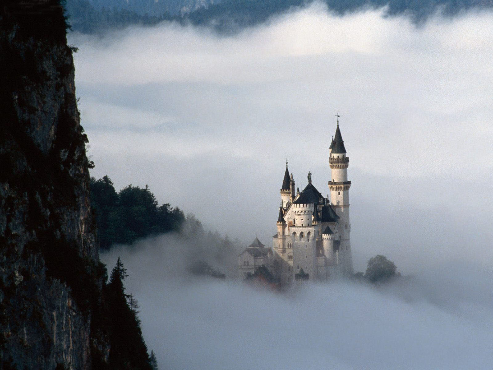 3d обои Красивый замок в тумане ,расположенный в низовьях гор...  1600х1200 # 5697