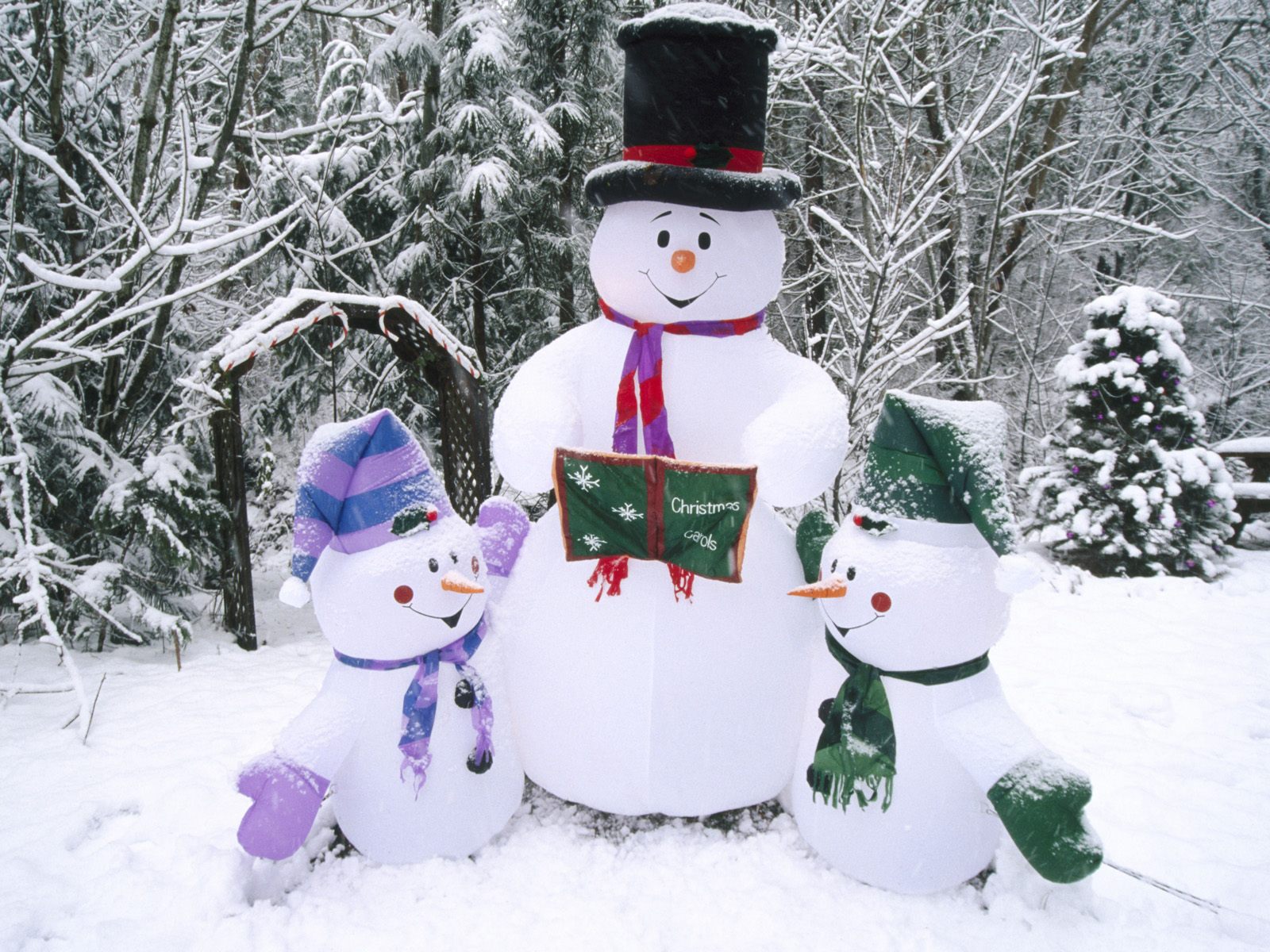 3d обои Снеговик -папа и два маленьких снеговика-дети  1600х1200 # 5686
