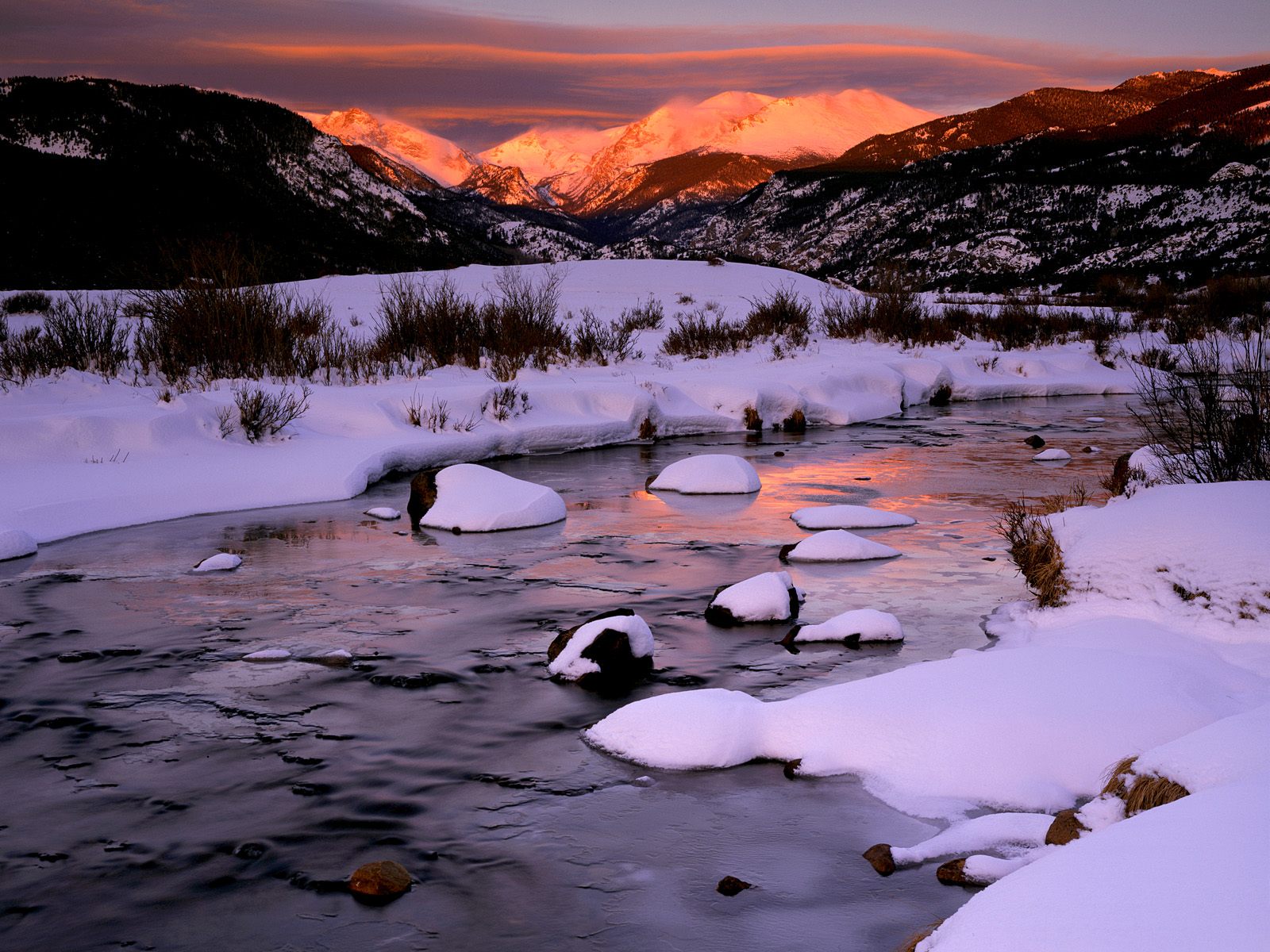 3d обои Горная речка и вершины гор,залитые лучами заходящего солнца...  зима # 40923