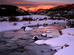 3d обои Горная речка и вершины гор,залитые лучами заходящего солнца...  зима