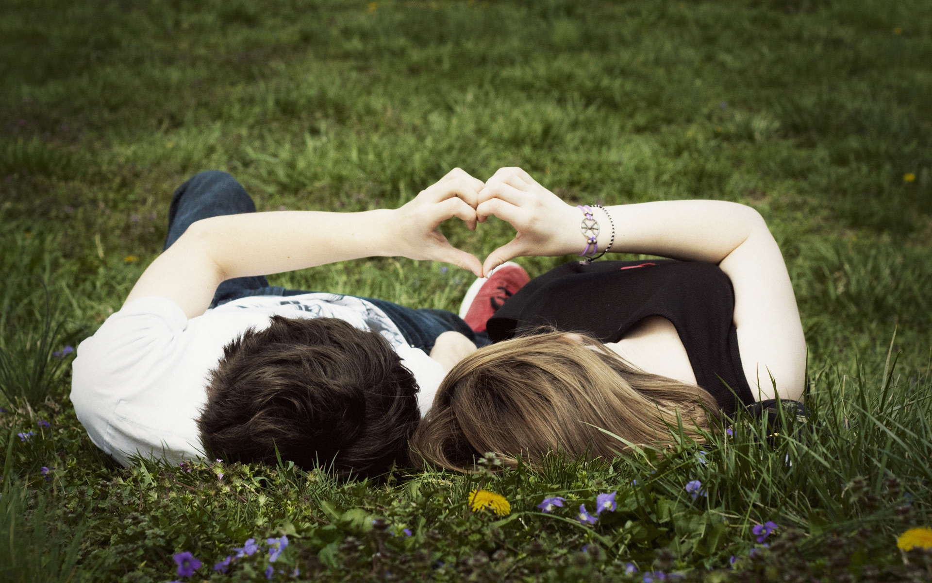 3d обои Парень с девушкой лежат на траве.. сделали из рук сердечко  руки # 79243
