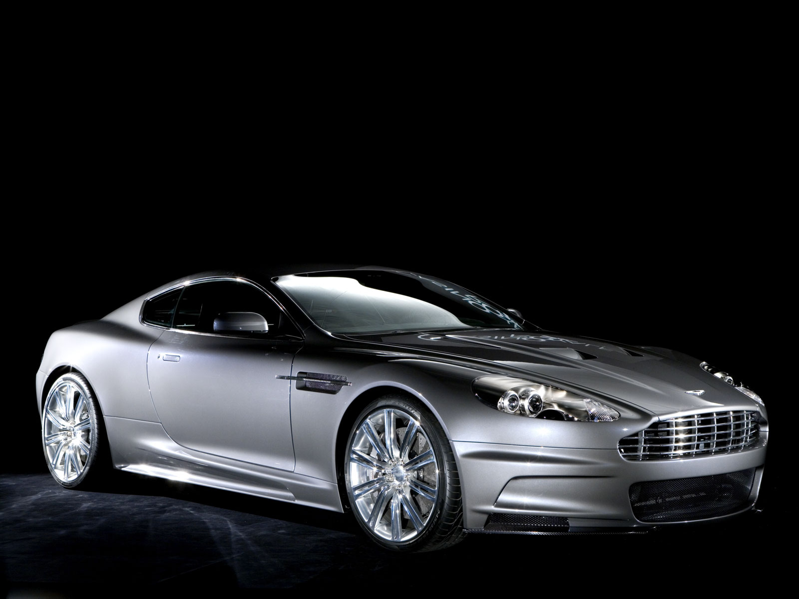 3d обои Aston Martin DBS серебро  1600х1200 # 5481