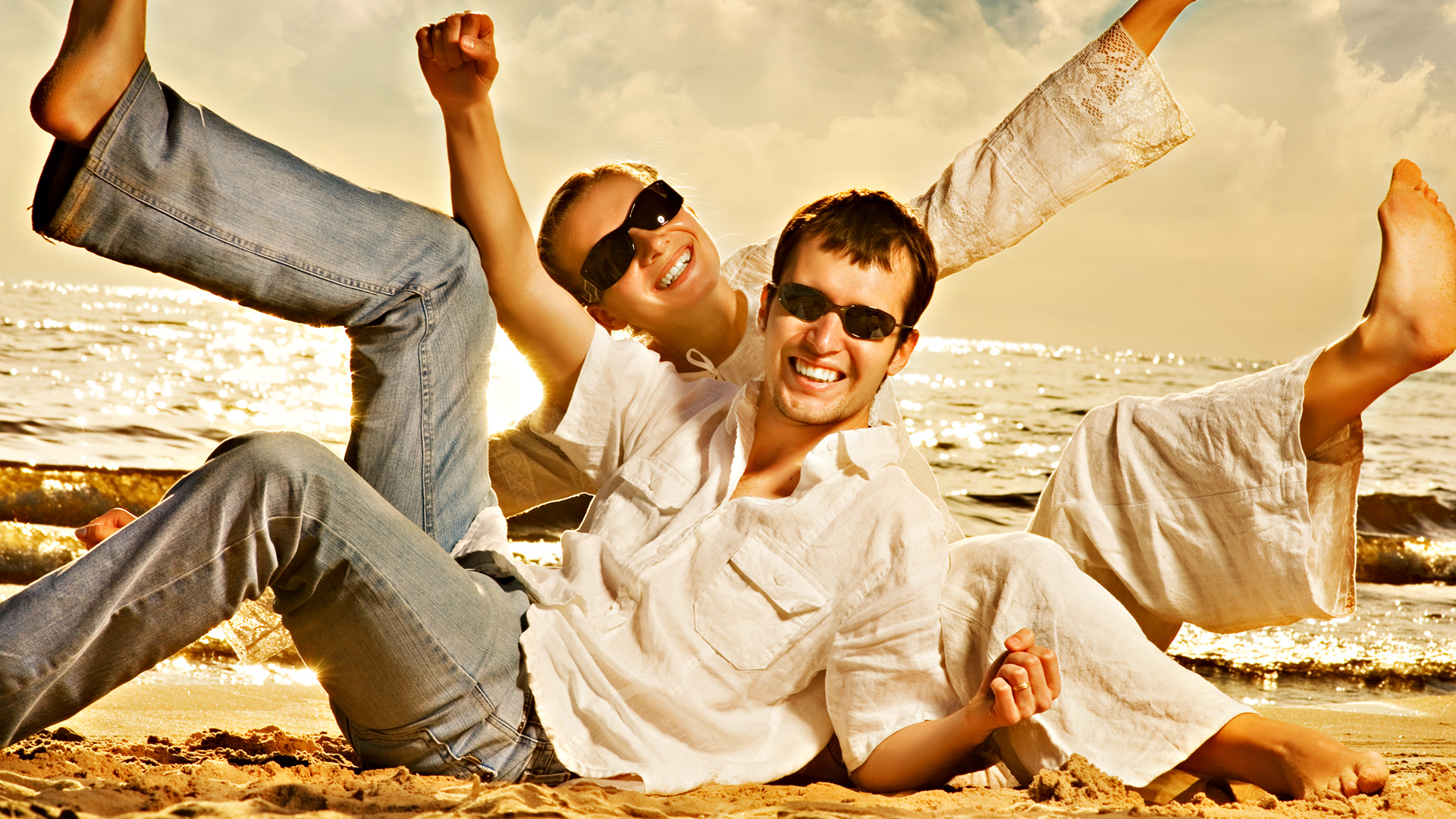 3d обои Счастивые и загорелые парень с девушкой на отдыхе на море  эмоциональные # 89979