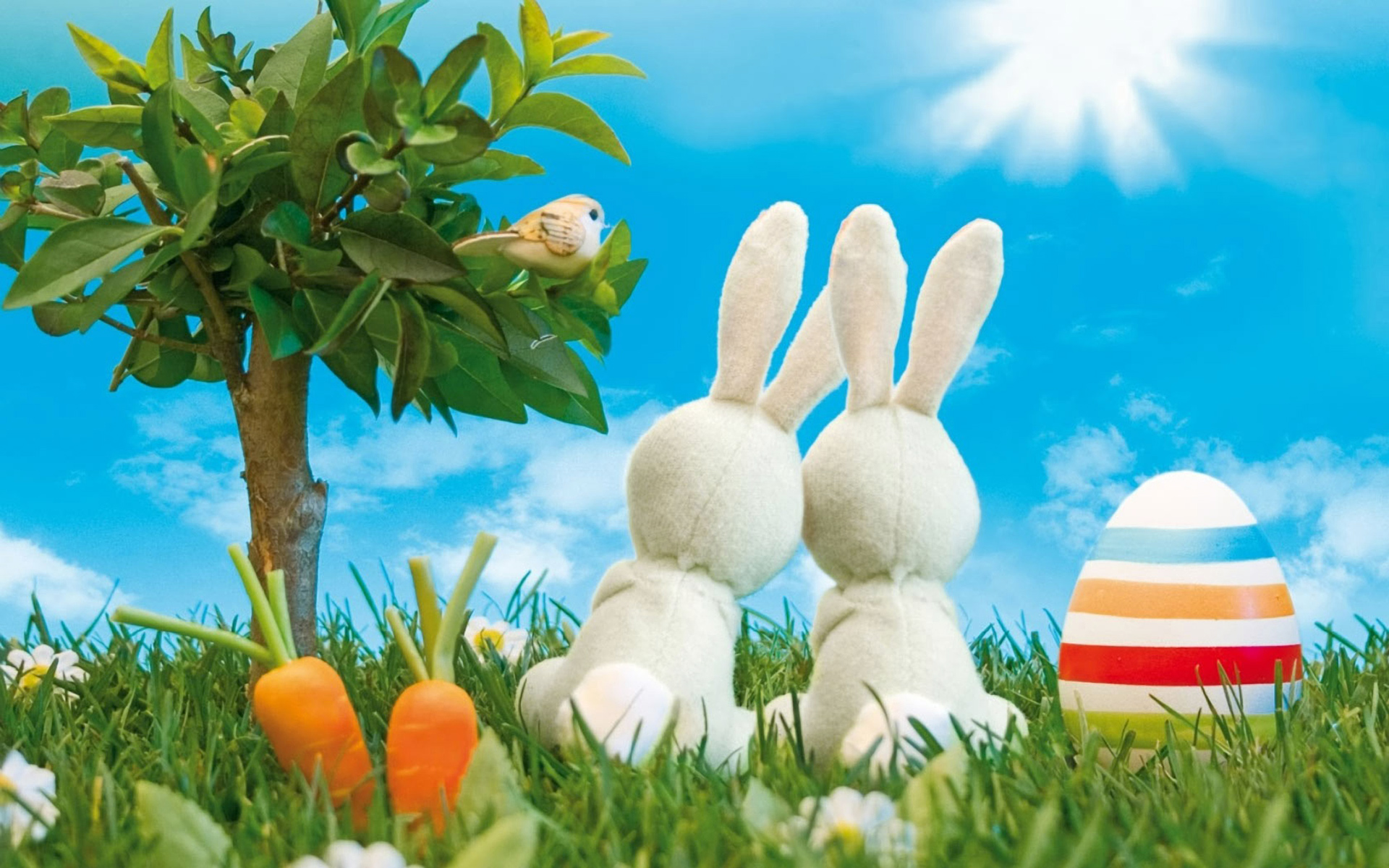 3d обои Два зайчика под солнышком наблюдают за певчей птичкой, рядом пасхальное яйцо и морковка  игрушки # 41435