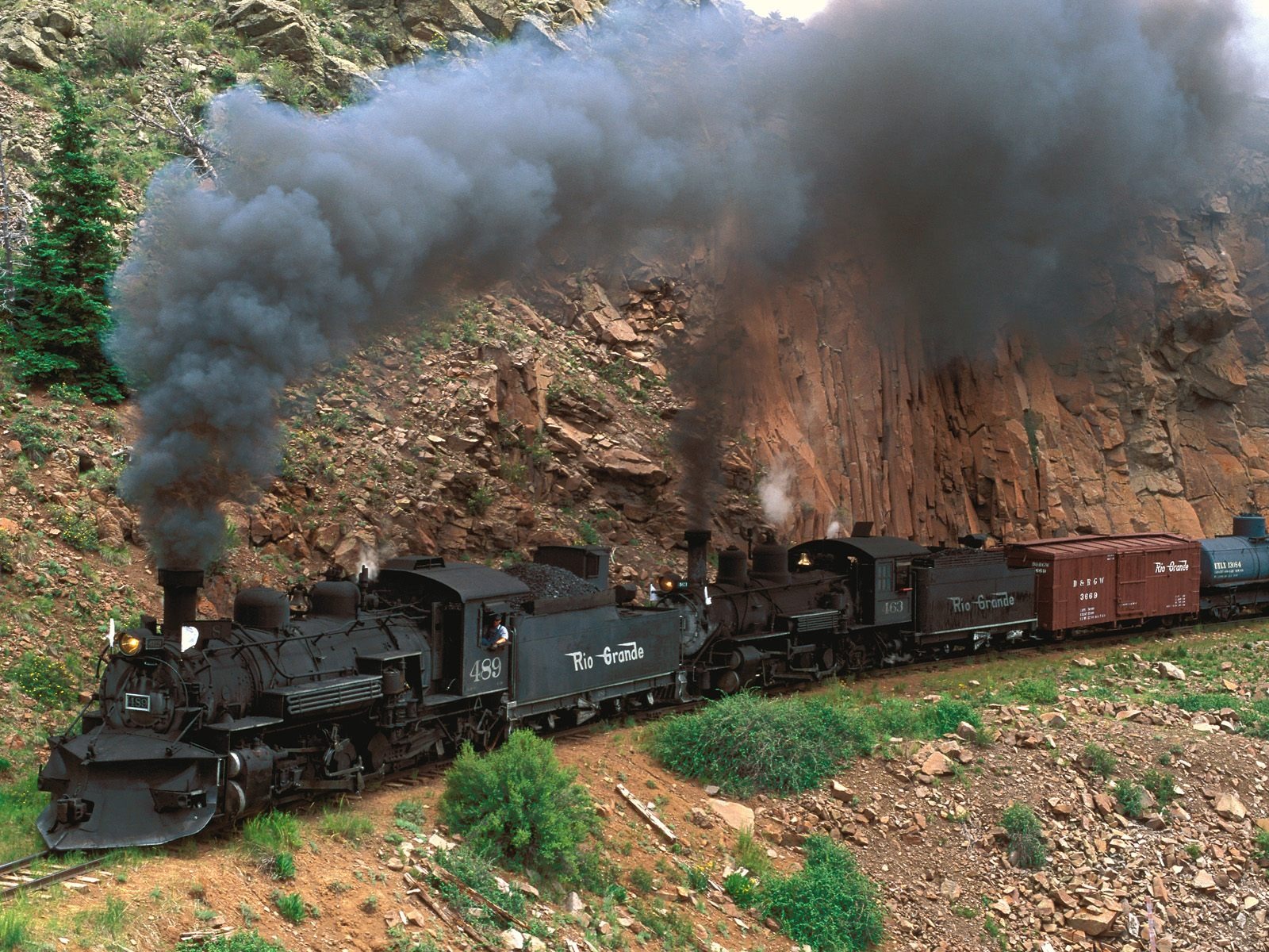 3d обои Два старых паровоза проезжают у подножья горы  дым # 36133